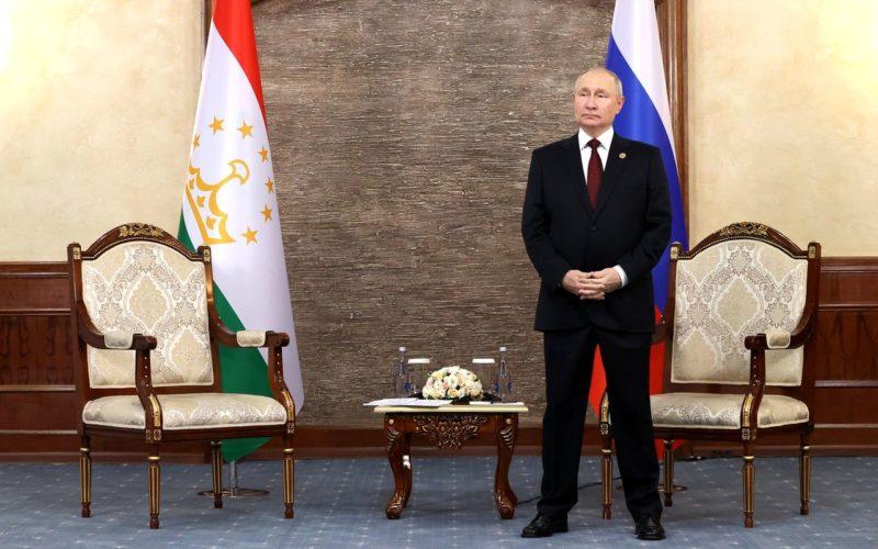 Перед началом встречи с Президентом Таджикистана Эмомали Рахмоном