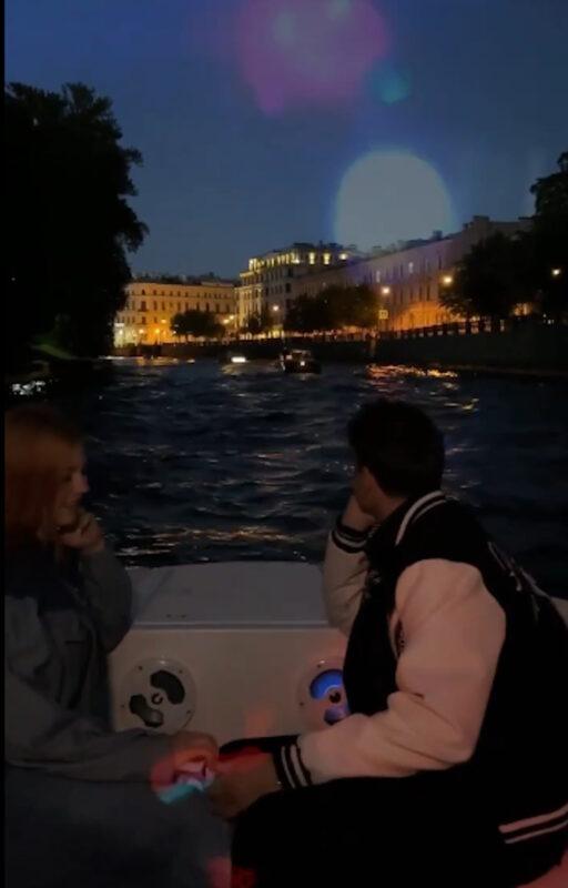 Помолвленные Трусова и Игнатов совершают в Питере романтические поездки на катере по Неве